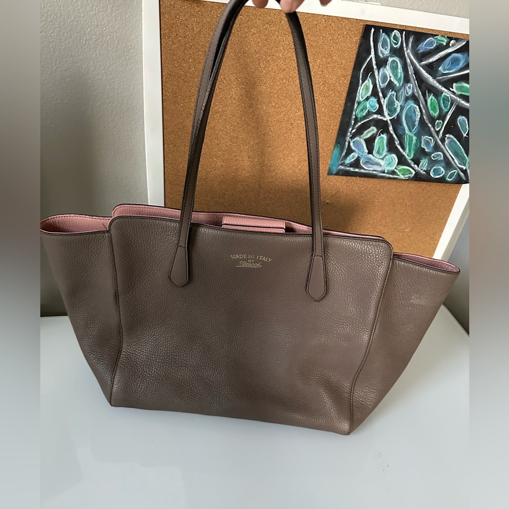 Gucci Swing pebbled leather tote Medium